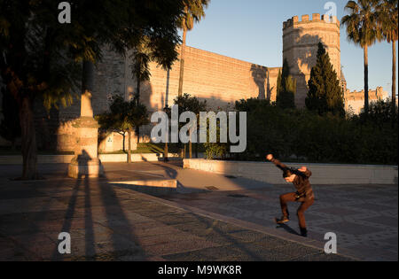 L uomo lo skateboard, in Alameda Vieja Park, in background Alcazar, Jerez de la Frontera, Spagna Foto Stock