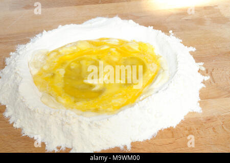 Come preparare le fettuccine italiano, farina di semola, mescolato con uova per preparare la pasta Foto Stock