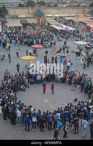 Street performer, show, El Hedim Square, Meknes, Marocco Foto Stock