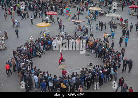 Street performer, show, El Hedim Square, Meknes, Marocco Foto Stock