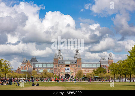 Il Rijksmuseum sulla piazza dei musei di Amsterdam Paesi Bassi. Foto Stock