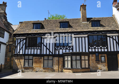 Metà edificio con travi di legno nella storica città mercato di Sherborne, Dorset, Inghilterra. Foto Stock