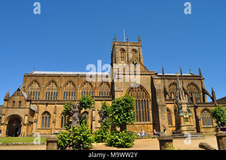 La Chiesa Abbaziale di Santa Maria Vergine a Sherborne, Dorset, su una bella giornata d'estate. Foto Stock