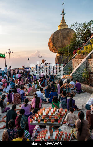 Il Golden Rock a Kyaiktiyo in Myanmar Foto Stock