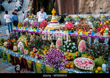 Contatore con frutta scolpita in offerta presso il Golden Rock pagoda in Myanmar Foto Stock