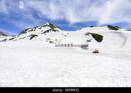 Viste del Tateyama Mountain Range a Murodo. Murodo è il punto più alto lungo la Tateyama Kurobe Route Alpino. Foto Stock