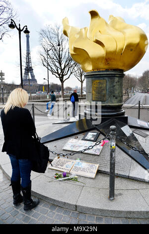 Fiamma della libertà, la replica della statua della libertà della fiamma Parigi (Unofficial Memorial a Diana Principessa di Galles) Foto Stock