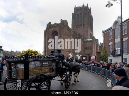 Liverpool, Regno Unito. 28 marzo, 2018. Un carro trainato da cavalli che trasportano Sir Ken Dodd bara in un vetro funebre arriva a Liverpool Cattedrale Anglicana per un memoriale di servizio su Wednesdaay, 28 marzo, 2018. Famiglia, amici, celebrità e fan hanno partecipato la cattedrale al sacco. Vi è stato un grande schermo outsde la cattedrale la diffusione del servizio per coloro che non hanno potuto ottenere in. Credito: Pak Hung Chan/Alamy Live News Foto Stock