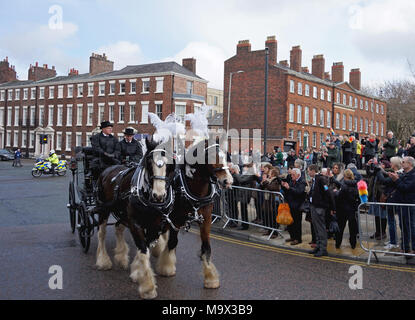 Liverpool, Regno Unito. 28 marzo, 2018. Un carro trainato da cavalli che trasportano Sir Ken Dodd bara in un vetro funebre arriva a Liverpool Cattedrale Anglicana per un memoriale di servizio su Wednesdaay, 28 marzo, 2018. Famiglia, amici, celebrità e fan hanno partecipato la cattedrale al sacco. Vi è stato un grande schermo outsde la cattedrale la diffusione del servizio per coloro che non hanno potuto ottenere in. Credito: Pak Hung Chan/Alamy Live News Foto Stock