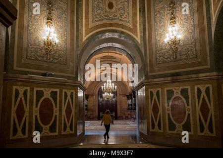 Barcellona, in Catalogna, Spagna. 28 Mar, 2018. Una donna cammina da un corridoio del Parlamento della Catalogna. Il independentist parti del parlamento catalano rivendicare il diritto di Carles Puigdemont per essere investito come presidente della Catalogna. Carles Puigdemont è trattenuto dalle autorità tedesche dopo essere stato arrestato su un mandato internazionale. Credito: Jordi Boixareu/ZUMA filo/Alamy Live News Foto Stock