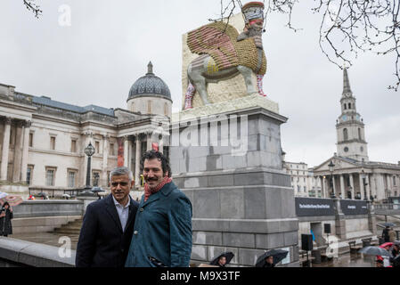 (180328) -- London, 28 marzo 2018 (Xinhua) -- Michael Rakowitz (R) pone con Sadiq Khan, sindaco di Londra dopo il suo nuovo lavoro " Il nemico invisibile non dovrebbero esistere' è svelata sul quarto plinto a Londra in Trafalgar Square, la Gran Bretagna, il 28 marzo 2018. La scultura realizzata da 10.500 vuoto iracheno sciroppo data di lattine, è una replica di Lamassu, un toro alato e la divinità protettiva, che stava all'ingresso della porta di Nergal di Ninive dal 700 A.C. fino a quando non è stato distrutto da ISIS in 2015. Si tratta del dodicesimo lavoro per apparire sul quarto plinto poiché il programma di messa in servizio è iniziato nel 1998, e saranno o Foto Stock