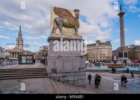 Londra, Regno Unito. 28 marzo, 2018. Il nemico invisibile non dovrebbero esistere le più recenti illustrazioni per il quarto plinto a Trafalgar Square, artista Michael Rakowitz. Essa è concepita come un omaggio a "qualcosa di buono nello spirito umano" e come una ricreazione di una statua distrutta da ISIS in 2015. La scultura, che mostra un mitico Bestia Alata chiamato Lamassu è 4,5 metri di altezza, ha impiegato quattro mesi per costruire ed è composta da 10.500 vuoto data iracheno lattine di sciroppo che simboleggia una del paese l'ex industrie fiorenti sconvolta dalla guerra. Credito: Guy Bell/Alamy Live News Foto Stock