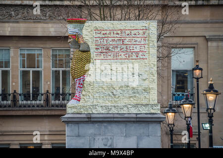 Londra, Regno Unito. 28 marzo, 2018. Il nemico invisibile non dovrebbero esistere le più recenti illustrazioni per il quarto plinto a Trafalgar Square, artista Michael Rakowitz. Essa è concepita come un omaggio a "qualcosa di buono nello spirito umano" e come una ricreazione di una statua distrutta da ISIS in 2015. La scultura, che mostra un mitico Bestia Alata chiamato Lamassu è 4,5 metri di altezza, ha impiegato quattro mesi per costruire ed è composta da 10.500 vuoto data iracheno lattine di sciroppo che simboleggia una del paese l'ex industrie fiorenti sconvolta dalla guerra. Credito: Guy Bell/Alamy Live News Foto Stock