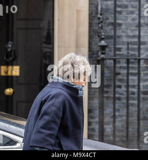 Londra, Regno Unito 28 marzo 2018 il Primo Ministro Theresa Maggio torna a Downing Street dopo il primo ministro la domanda di credito tempo Ian Davidson/Alamy Live News Foto Stock