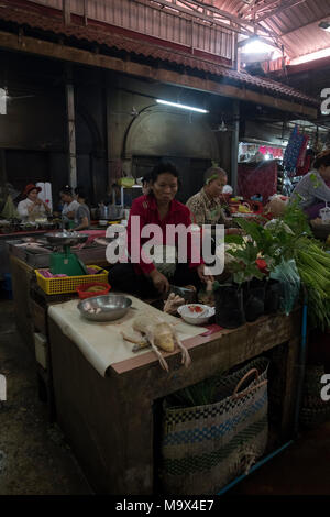 Siem Reap, Cambogia, 28 marzo 2018. Cambogiani donna tagliare un pollame al cibo fresco del mercato del credito: David GABIS/Alamy Live News Foto Stock