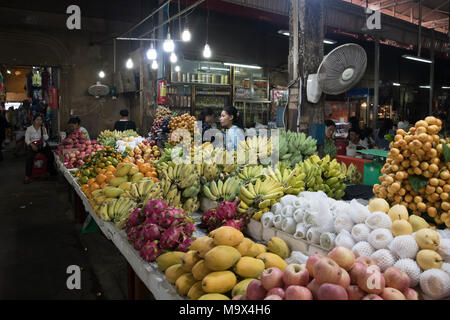 Siem Reap, Cambogia, 28 marzo 2018. Frutta e verdura visualizza a cibi freschi del mercato del credito: David GABIS/Alamy Live News Foto Stock