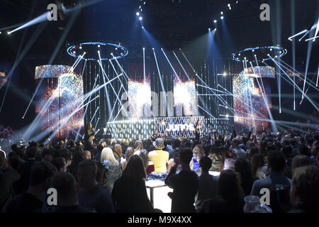 Marzo 25, 2018 - Vancouver, British Columbia, Canada - Ventilatori celebrare il 2018 Broadcast di Juno Awards di Rogers Arena di Vancouver, British Columbia, 25 marzo 2018. (Credito Immagine: © Heinz Ruckemann via ZUMA filo) Foto Stock