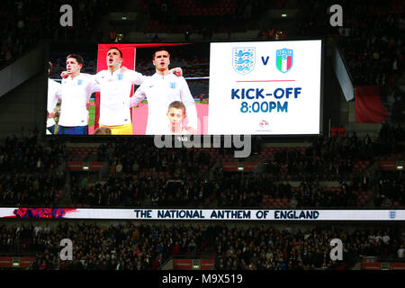 Londra, Regno Unito. Il 27 marzo 2018. una vista generale del grande schermo durante l inno inglese. Partita internazionale di calcio amichevole, Inghilterra v Italia allo Stadio di Wembley a Londra martedi 27 marzo 2018. Solo uso editoriale pic da Andrew Orchard/Alamy Live news Foto Stock