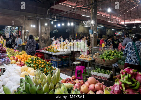 Siem Reap, Cambogia, 28 marzo 2018. Frutta e verdura visualizza a cibi freschi del mercato del credito: David GABIS/Alamy Live News Foto Stock