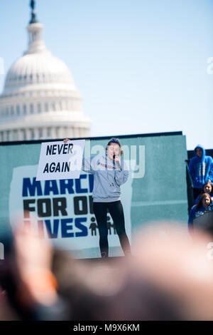 Washington DC, Stati Uniti d'America. 24 Mar, 2018. Il cantante Miley Cyrus esegue a marzo per la nostra vita.decine di migliaia di Americani hanno preso il via a Washington DC durante il ''Marco per la nostra vita " dimostrazione pistola contro la violenza nelle scuole negli Stati Uniti. Credito: Emilee Mcgovern/SOPA Immagini/ZUMA filo/Alamy Live News Foto Stock