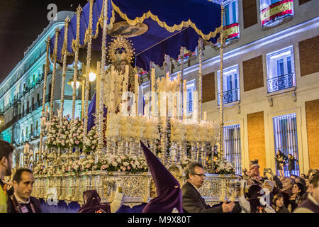 Madrid, Spagna. 28 Mar, 2018. Processione di 'Los Gitanos' per le strade del centro di Madrid, Spagna. La processione è iniziato dalle strade di La Salud di San Andrés square sulle strade di Madrid, Spagna Credito: Alberto Ramírez Sibaja/Alamy Live News Foto Stock