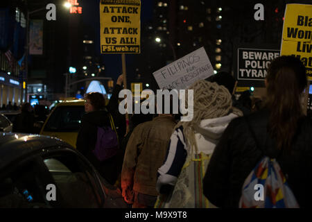 Times Square, New York, Stati Uniti d'America. 28 Mar, 2018. I dimostranti si muovono attraverso le strade Credito: Zack Abrams/Alamy Live News Foto Stock