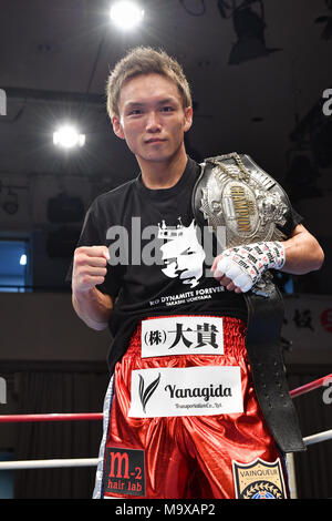 Tokyo, Giappone. 27 Mar, 2018. Yusaku Kuga (JPN) Boxe : Yusaku Kuga del Giappone pone con la sua cintura di campione dopo aver vinto il Japanese super Peso gallo titolo bout a Korakuen Hall a Tokyo in Giappone . Credito: Hiroaki Yamaguchi/AFLO/Alamy Live News Foto Stock