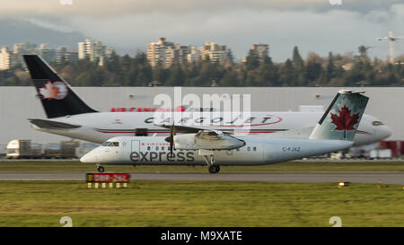 Richmond, British Columbia, Canada. 27 Mar, 2018. Un Air Canada Express Bombardier Dash 8 (C-FJXZ) twin-Motore a turboelica aereo regionale, azionato dal Jazz, velocità giù per la pista come si decolla dall'Aeroporto Internazionale di Vancouver. Aviazione Jazz LP (jazz) è una controllata di Chorus Aviation Inc. e ha sede a Dartmouth, Nova Scotia, Canada. Credito: Bayne Stanley/ZUMA filo/Alamy Live News Foto Stock