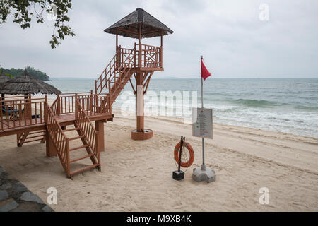 Sihanoukville, Cambogia, 29 Mar, 2018. Nuvoloso al mattino e giorno presso la costa di Sihanouk con bandiera rossa sulla spiaggia Credito: David GABIS/Alamy Live News Foto Stock