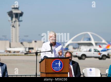 Los Angeles, Stati Uniti d'America. 28 Mar, 2018. Richard Branson (anteriore), fondatore del gruppo Virgin, parla come egli è introdotto nel percorso di volo Walk of Fame presso l'Aeroporto Internazionale di Los Angeles in Los Angeles, Stati Uniti, 28 marzo 2018. Credito: Zhao Hanrong/Xinhua/Alamy Live News Foto Stock