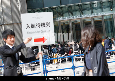 Tokyo, Giappone. 29 Mar, 2018. Tokyo Midtown Hibiya shopping mall apre le sue porte al pubblico il 29 marzo 2018, a Tokyo in Giappone. Il nuovo 35 piani da Mitsui Fudosan immobiliare è situato vicino al Parco Hibiya e include uffici, ristoranti, spazio retail e un nuovo cinema. Credito: Rodrigo Reyes Marin/AFLO/Alamy Live News Foto Stock