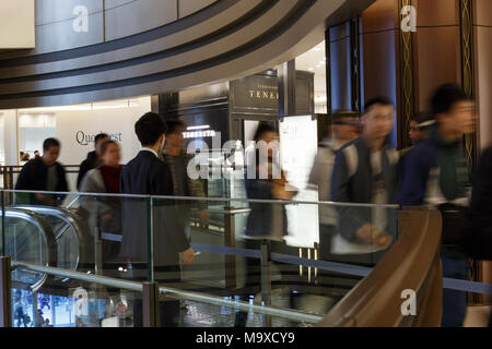 Tokyo, Giappone. 29 Mar, 2018. Tokyo Midtown Hibiya shopping mall apre le sue porte al pubblico il 29 marzo 2018, a Tokyo in Giappone. Il nuovo 35 piani da Mitsui Fudosan immobiliare è situato vicino al Parco Hibiya e include uffici, ristoranti, spazio retail e un nuovo cinema. Credito: Rodrigo Reyes Marin/AFLO/Alamy Live News Foto Stock