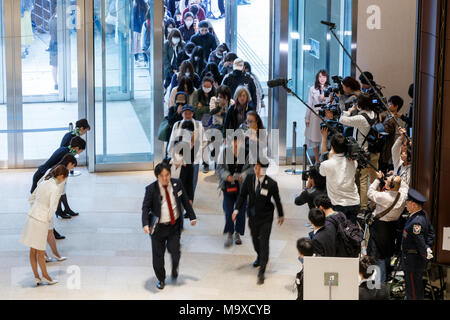 Tokyo, Giappone. 29 Mar, 2018. I clienti di inserire la nuova Tokyo Midtown Hibiya shopping mall, 29 marzo 2018, a Tokyo in Giappone. Il nuovo 35 piani da Mitsui Fudosan immobiliare è situato vicino al Parco Hibiya e include uffici, ristoranti, spazio retail e un nuovo cinema. Credito: Rodrigo Reyes Marin/AFLO/Alamy Live News Foto Stock