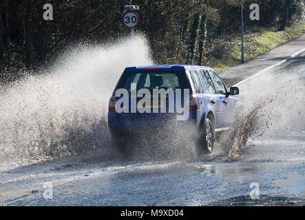 Essex. Il 29 marzo 2018. Regno Unito Meteo: Heavy Rain ha causato la strada localizzata di inondazioni in Brentwood Essex e automobilisti lotta a guidare attraverso le inondazioni o tornare indietro per evitare il diluvio. Credit Ian Davidson/Alamy live news Foto Stock