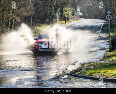 Essex. Il 29 marzo 2018. Regno Unito Meteo: Heavy Rain ha causato la strada localizzata di inondazioni in Brentwood Essex e automobilisti lotta a guidare attraverso le inondazioni o tornare indietro per evitare il diluvio. Credit Ian Davidson/Alamy live news Foto Stock