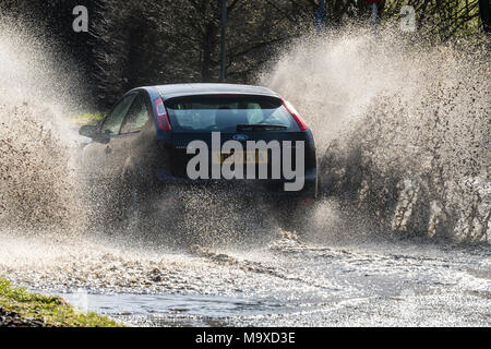 Essex. Il 29 marzo 2018. Regno Unito Meteo: Heavy Rain ha causato la strada localizzata di inondazioni in Brentwood Essex e automobilisti lotta a guidare attraverso le inondazioni o tornare indietro per evitare il diluvio. Credit Ian Davidson/Alamy live news Foto Stock