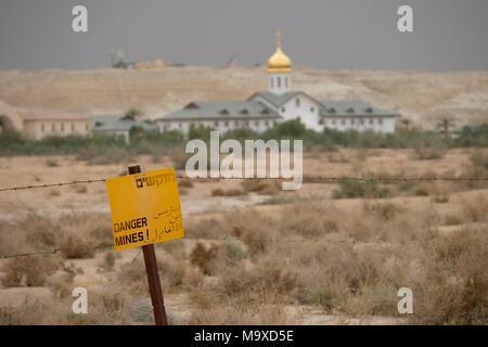 Qaser el Yahud, Israele 29 marzo 2018. Campo minato un segnale di avviso nella "terra dei monasteri' area vicino al sito battesimale Qaser el Yahud Kasser anche o Qasser al Yehud il nome ufficiale della parte occidentale del sito tradizionale del Battesimo di Gesù da Giovanni Battista nel fiume Giordano regione Valle della Cisgiordania, Israele. Credito: Eddie Gerald/Alamy Live News Foto Stock