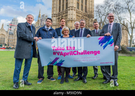 Londra, Regno Unito. 29 Mar, 2018. Sir Kevin Barron MP, Scott Mann MP, il dottor Christian Jessen, Maria Glindon MP, Signore Cathcart, Mark Pawsey MP, Robert Sidebottom UKVIA e signore Ridley - tutti i partiti del gruppo parlamentare per l'E-sigarette VApril lancio di una campagna nazionale di essere fronteggiata da TV medico, il dottor Christian Jessen per incoraggiare il Regno Unito 7m i fumatori per passare a vaping. Credito: Guy Bell/Alamy Live News Foto Stock