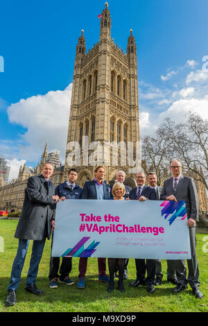 Londra, Regno Unito. 29 Mar, 2018. Sir Kevin Barron MP, Scott Mann MP, il dottor Christian Jessen, Maria Glindon MP, Signore Cathcart, Mark Pawsey MP, Robert Sidebottom UKVIA e signore Ridley - tutti i partiti del gruppo parlamentare per l'E-sigarette VApril lancio di una campagna nazionale di essere fronteggiata da TV medico, il dottor Christian Jessen per incoraggiare il Regno Unito 7m i fumatori per passare a vaping. Credito: Guy Bell/Alamy Live News Foto Stock