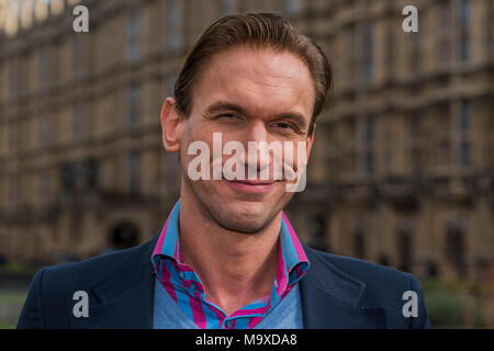 Londra, Regno Unito. 29 Mar, 2018. Tutti i partiti del gruppo parlamentare per l'E-sigarette VApril lancio di una campagna nazionale di essere fronteggiata da TV medico, il dottor Christian Jessen (nella foto) per incoraggiare il Regno Unito 7m i fumatori per passare a vaping. Organizzato dal Regno Unito Vaping Industry Association, VApril segue le prove recentemente pubblicata dalla sanità pubblica in Inghilterra che evidenzia che "vaping rischia di essere almeno 95% meno nocivo di fumatori' Credit: Guy Bell/Alamy Live News Foto Stock