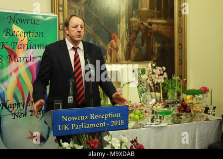 Londra, Regno Unito. 28 Mar, 2018. Toby Perkins MP, LONDRA, REGNO UNITO, 28/03/2018 - Cross-party & MPs i colleghi si sono uniti a membri della comunità Anglo-Iranian per Nowruz celebrazione nel Regno Unito il Parlamento mercoledì 28 marzo 2018 che condanna la repressione violenta e arbitraria di arresti di massa da parte delle autorità iraniane in risposta alle proteste popolari che ha avuto inizio lo scorso anno. Toby Perkins MP, è stato uno degli oratori della manifestazione. Credito: Siavosh Hosseini/Alamy Live News Foto Stock