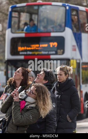 Londra, Regno Unito. 29 Mar, 2018. I turisti guardano alla House of Lords come una unione Jack decorate tour bus passa da. Credito: Guy Bell/Alamy Live News Foto Stock