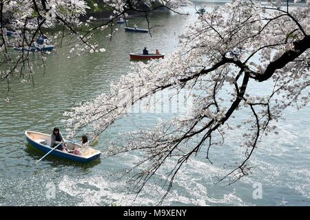 Tokyo, Giappone. 29 Mar, 2018. La gente di barca in un lago coperto con petali di fiori di ciliegio in Tokyo, Giappone, 29 marzo 2018. Credito: Ma Ping/Xinhua/Alamy Live News Foto Stock