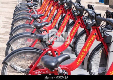 WASHINGTON, DC - MARZO 14, 2018: Biciclette schierate a Capital Bikeshare stazione in Washington, DC Foto Stock