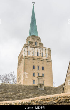 La torre e la guglia della università del Nuffield College nella città di Oxford, Inghilterra. Foto Stock