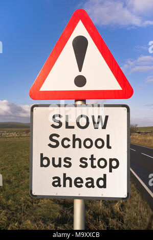 dh Road segnaletica rossa attenzione cartello UK Triangle british Road post avvertenza Slow School bus stop ahead Foto Stock