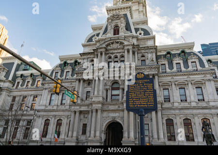 PHILADELPHIA, PA - MARZO 10, 2018: lo storico municipio edificio nel centro di Philadelphia, Pennsylvania Foto Stock