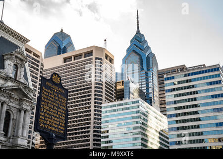 PHILADELPHIA, PA - MARZO 10, 2018: skyline di Philadelphia con marcatore storico nel centro cittadino di Philadelphia, Pennsylvania Foto Stock