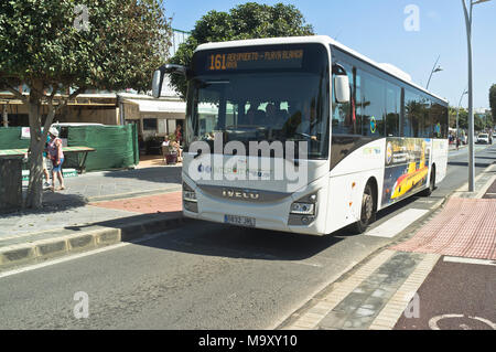 Dh PUERTO DEL CARMEN LANZAROTE Arrecife Airport bus per Playa Blanca autobus Foto Stock