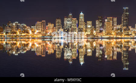 La riflessione della skyline di Seattle attraverso Elliott Bay da Seacrest Park Foto Stock